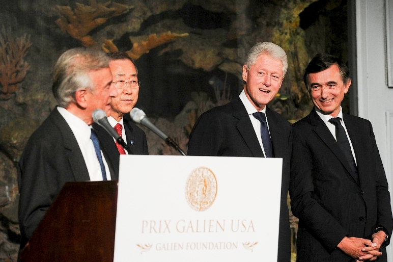 Bill_Clinton_and_Philippe_Douste_Blazy_Receive_Pro_Bono_Humanum_Award_Prix_Galien_2010
